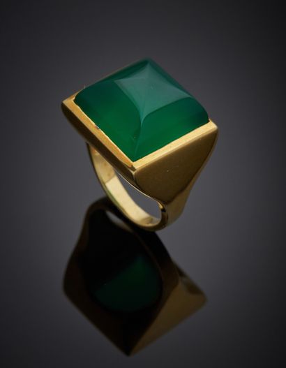 null Important square vermeil signet ring (925‰) adorned with a sugarloaf-cut chrysoprase....
