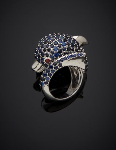null Important silver "dolphin" ring (min. 800‰) paved with sapphires, the eyes set...