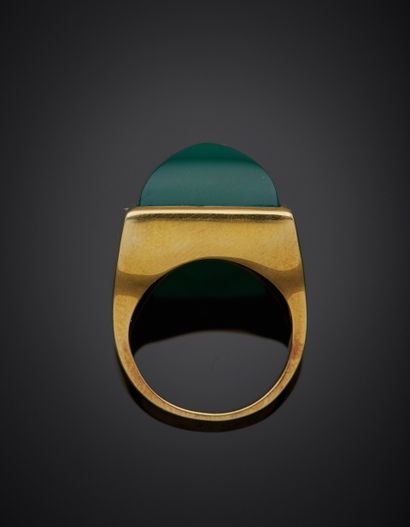 null Important square vermeil signet ring (925‰) adorned with a sugarloaf-cut chrysoprase....