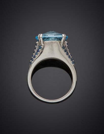 null Silver (925‰) openwork ring set with a round faceted blue topaz, shouldered...