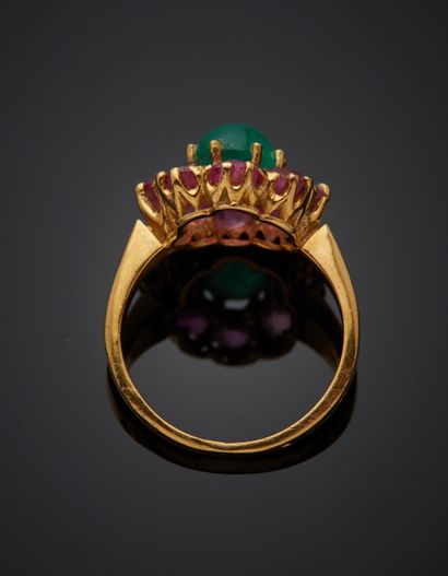 null Yellow gold (750‰) "daisy" ring set with a cabochon emerald, surrounded by eight...
