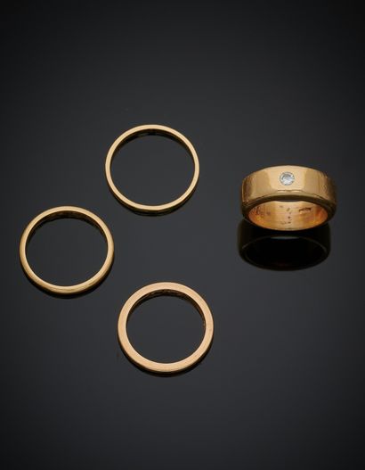 null LOT in yellow gold (750‰) comprising: 
- a string ring set with a brilliant-cut...