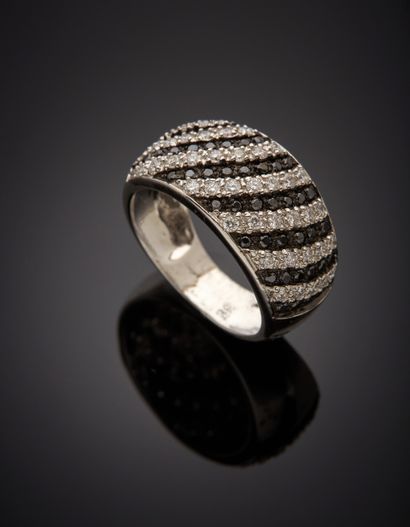 null Large, slightly domed white gold and blackened gold (750‰) RING set with eight...