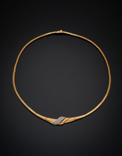 null Yellow gold (750‰) articulated NECKLACE, the central "scroll" motif partially...