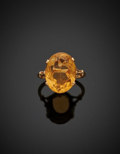 null Yellow gold (750‰) ring set with an oval citrine (chips). 
French work, circa...