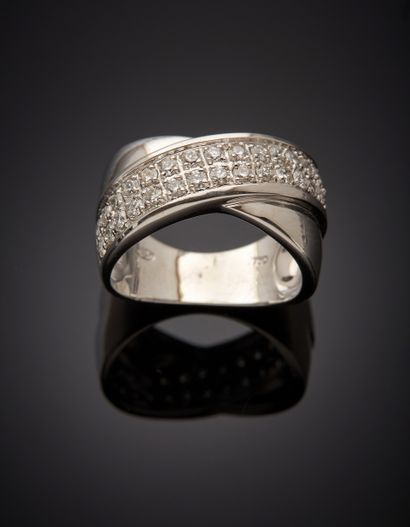 null White gold (750‰) "crossed" ring set with two alignments of brilliant-cut diamonds....
