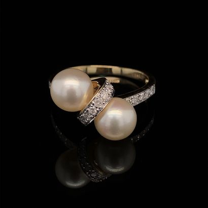 null Yellow gold (375‰) 9-karat ring, adorned with two white cultured pearls, highlighted...