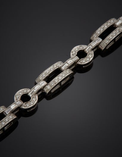null BRACELET in white gold (750‰) openwork with rectangular and circular links,...