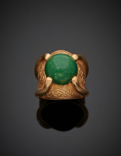 null Yellow gold (750‰) chased ring set with a cabochon green hard stone. 
Finger:...