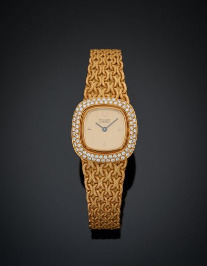 null VAN CLEEF & ARPELS
Lady's "cushion" watch bracelet in yellow gold (750‰) Bezel...