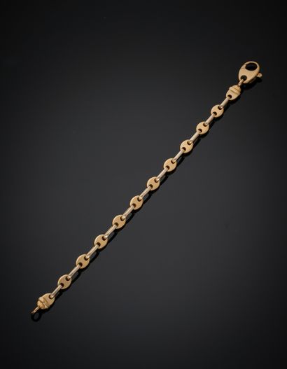 null BRACELET in yellow gold (750‰) with oval links and alternating "coffee beans".
French...