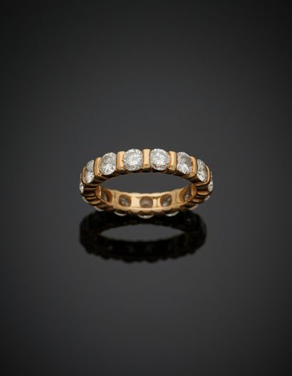 null ALLIANCE in yellow gold (750‰) set with fifteen brilliant-cut diamonds. 
Finger:...