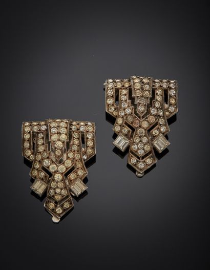 null Pair of silver (800‰) openwork CLIPS set with white stones. 
Circa 1930. ART...