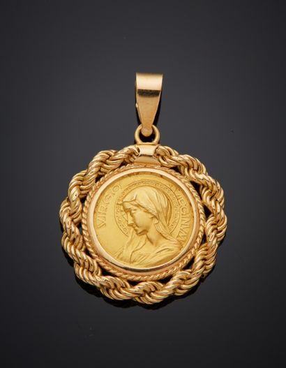null Yellow gold (750‰) twisted circular pendant, holding a medal of the Virgin....