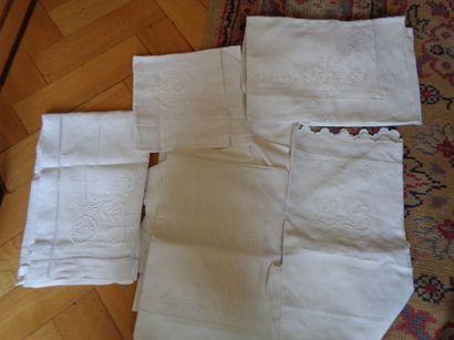 null Meeting of ten pillowcases, some are embroidered and others with day and pulled...