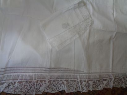 null Pair of sheets and pillowcases in thread embroidered with a figure under a crown...