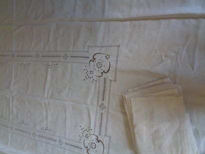 Tablecloth and its twelve napkins, openwork...