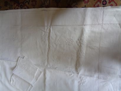 Sheet and its two pillowcases in thread,...