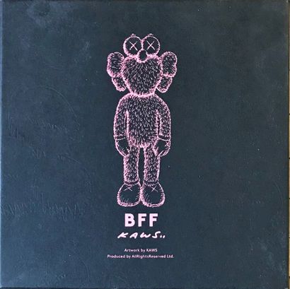 Kaws KAWS (1974) 
"BFF Companion Plush"
Peluche noire
24 x 22 cm Environ
Avec sa...