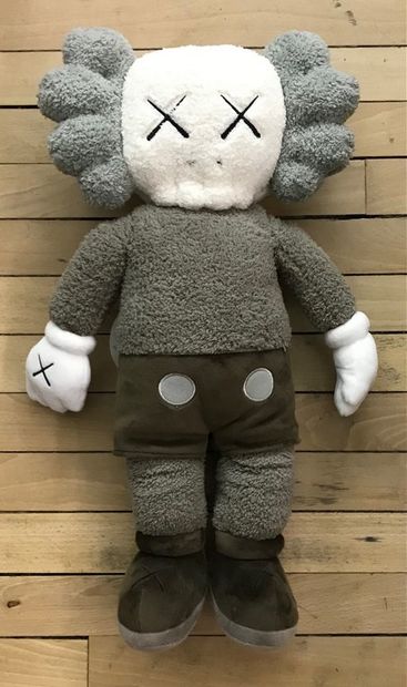 Kaws KAWS (1974) 
"BFF Companion Plush"
Peluche marron
30,5 × 15,2 × 7,6 cm
Disponible...