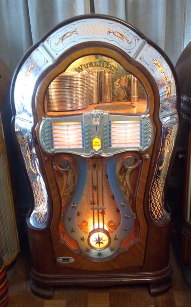 null Jukebox, "Colonial", WURLITZER, 1080, 1947
This model uses the same mechanism...