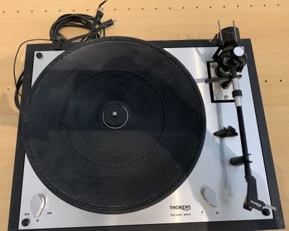 null Turntable, THORENS, TD165
Traces of wear, motor operational (supplied without...