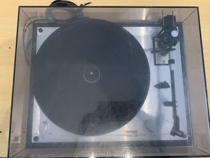 null Turntable, THORENS, TD165
Traces of wear, motor operational (supplied without...