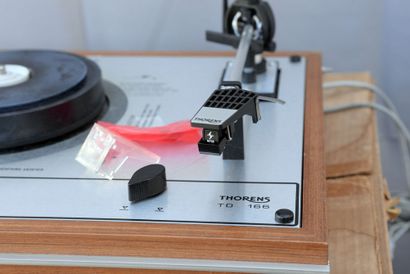 null Turntable, THORENS, TD 166
Very good cosmetic condition, working 
Sold as is,...
