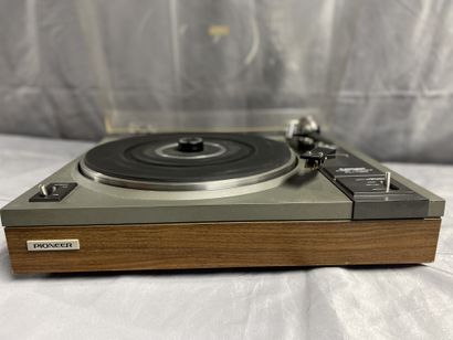null Turntable, PIONEER, PL-112D
As is, works
Sold as is, without warranty