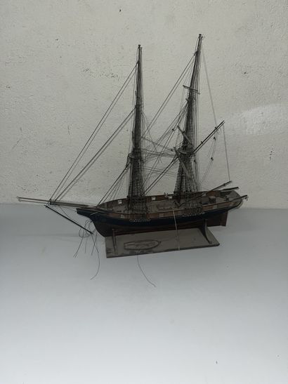 null Maquette de deux mâts et son annexe sur son berre, reproduction d'un bateau...