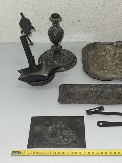 null Lot en métal comprenant:
- lampe à huile en laiton, XIXe siècle
- lampe à huile...