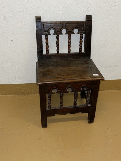 null Chaise en chêne sulpté, dossier barette
Style du XVIIe siècle
79 x 48,5 x 42...