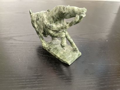 null Pierre dure sculptée "Cheval cabré"
Chine, moderne
10 x 15 x 4,5 xm