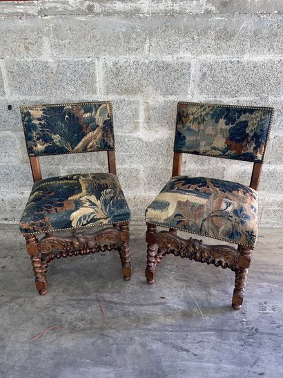 null Paire de chaises en bois naturel moulré et sculpté
Style Louis XIII, recouvertes...