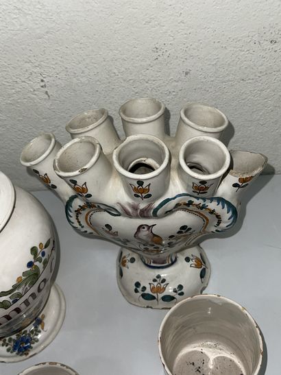 null Lot in earthenware with polychrome decoration, including:
- two bottle buckets
-...