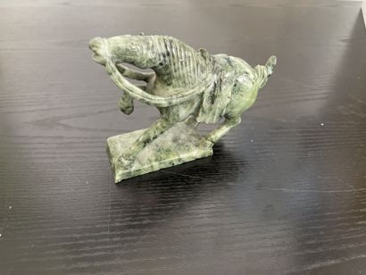 null Pierre dure sculptée "Cheval cabré"
Chine, moderne
10 x 15 x 4,5 xm