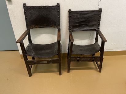 null Deux fauteuils en bois naturel, garni de cuir (très usagé)
Style Louis XIII...