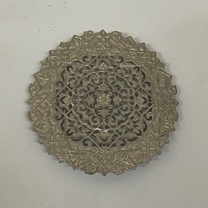 null Boucle de ceinture ronde en métal ajouré à décor de fleurs
Iran, Xxe siècle
Diam.:...