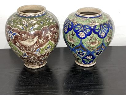 null Deux vases en céramique à décor polychrome d'animaux dans des réserves et de...