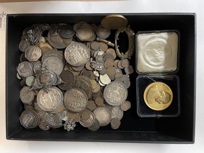 Fort lot de médailles et pièces ancienne...