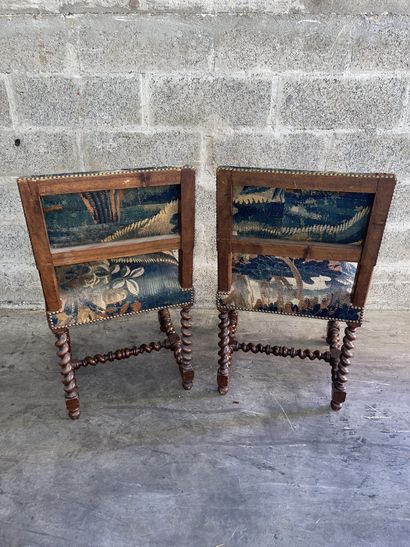 null Paire de chaises en bois naturel moulré et sculpté
Style Louis XIII, recouvertes...