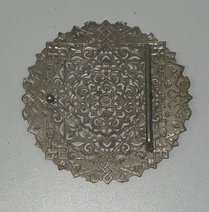 null Boucle de ceinture ronde en métal ajouré à décor de fleurs
Iran, Xxe siècle
Diam.:...