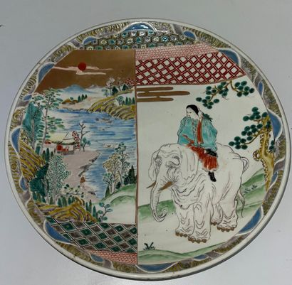null Grand plat en porcelaine Imari à décor d'un éléphant
Japon, XIXe siècle
Diam.:...