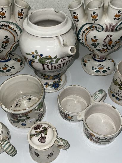 null Lot in earthenware with polychrome decoration, including:
- two bottle buckets
-...