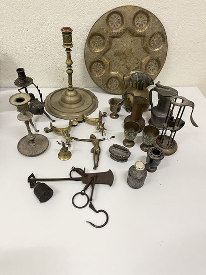 null Lot of metal object including:
- pair of bronze spurs, modern
- round tray,...
