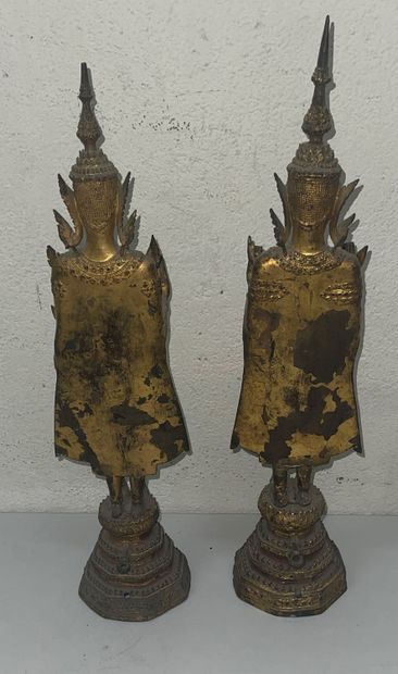 null Deux sujets en métal doré "Bouddha"
Thaïlande, Xxe siècle
H.: 50 cm (percés...
