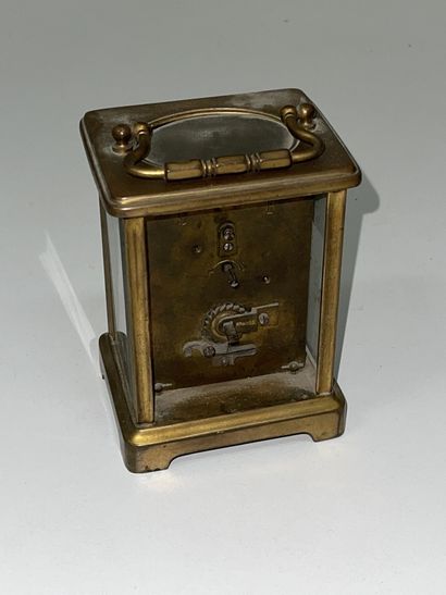 null Pendulette d'officier en laiton et verre
fin XIX/Xxe siècle
H.: 11 cm (sans...