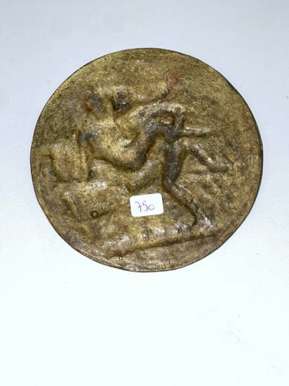 null Médaillon en bronze à décor repoussé "Scène érotique"
XIXe siècle
Diam.: 13,1...