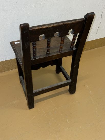 null Chaise en chêne sulpté, dossier barette
Style du XVIIe siècle
79 x 48,5 x 42...