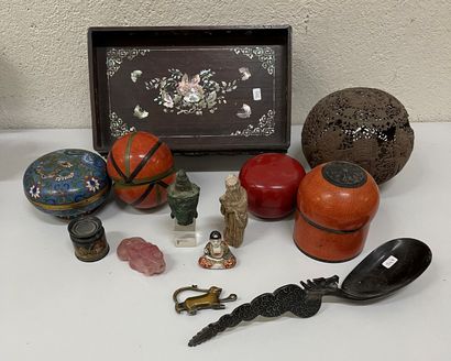null Lot of Asian objects including:
- round box in cloisonné with blue background,...